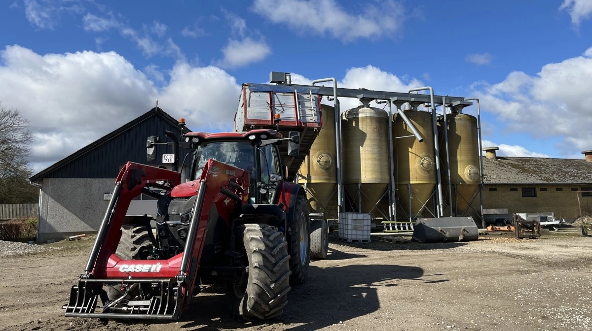 Der hentes løbende korn til landbrugets hovedmatrikel på Falkensteenvej, hvor siloerne kan opbevare afgrøderne i op til et par uger.
