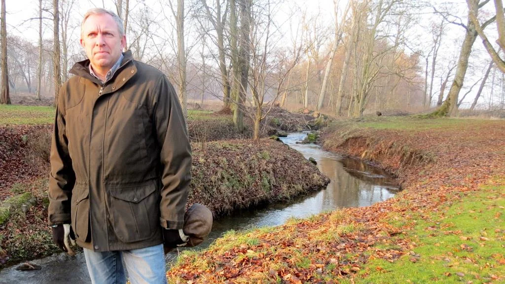 Det er ikke altid, vandstanden i Peter Rosendals lokale vandløb er ustyrligt. Men gennem en årrække har dræn fra 20-30 hektar agerjord ligget konstant under vand. Og det betyder, at jorden forsumper. Den manøvre, anslår han, koster ham 800-1.200 kroner i tab pr. hektar om året.