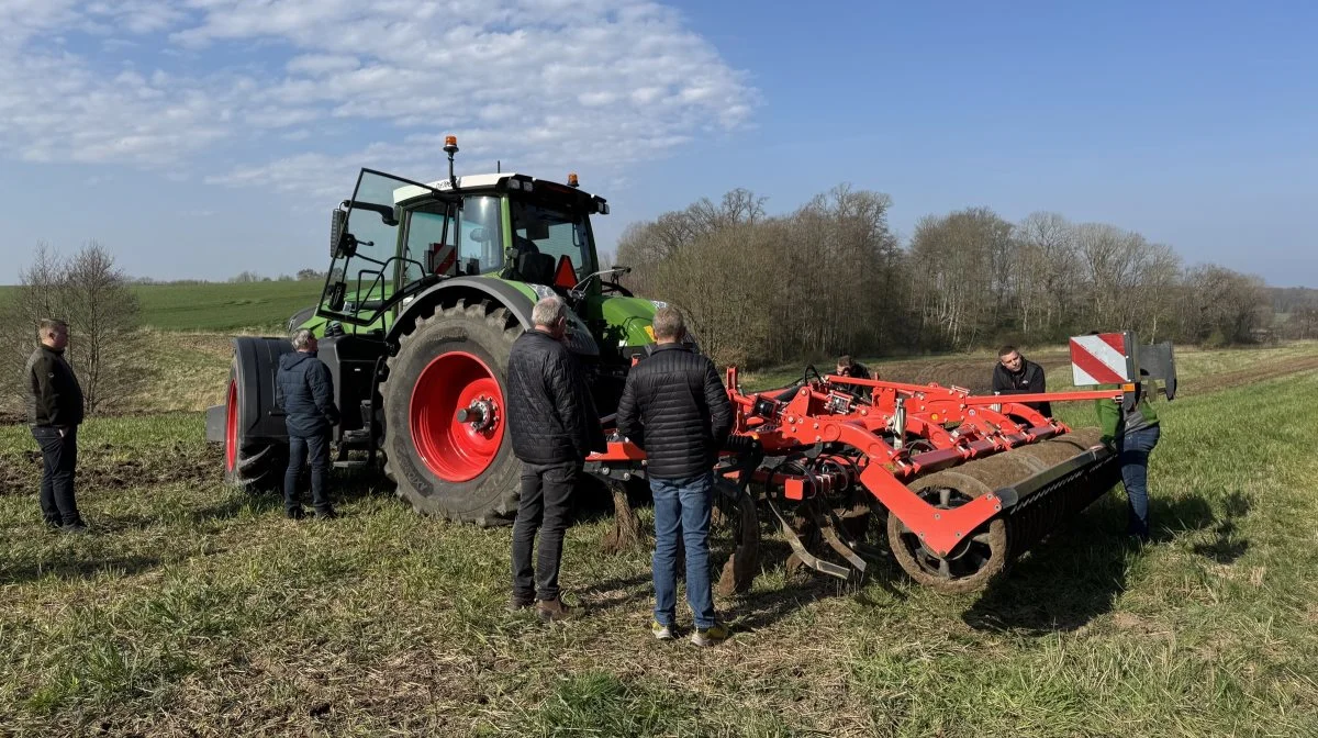 Fendt 942 Vario kom på arbejde i den tunge jord med Kuhn Cultimer-harven. 