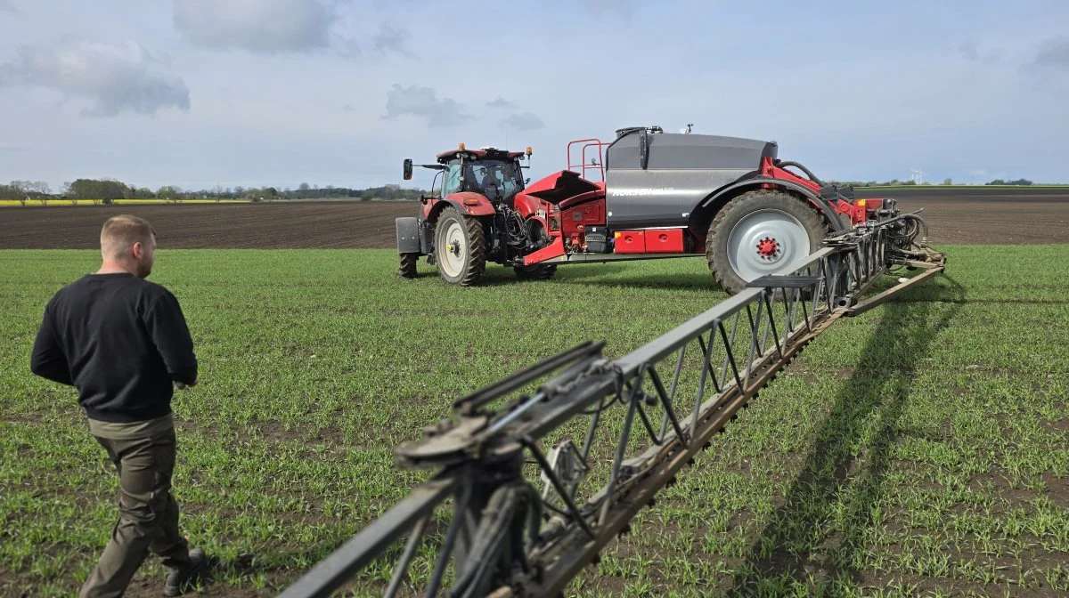 Marksprøjten er fra 2020 og er en Horsch Leeb 8 GS, der kan rumme 8.000 liter væske med en 30 meter bom med kurvekontrol. Foto: Jørgen P. Jensen