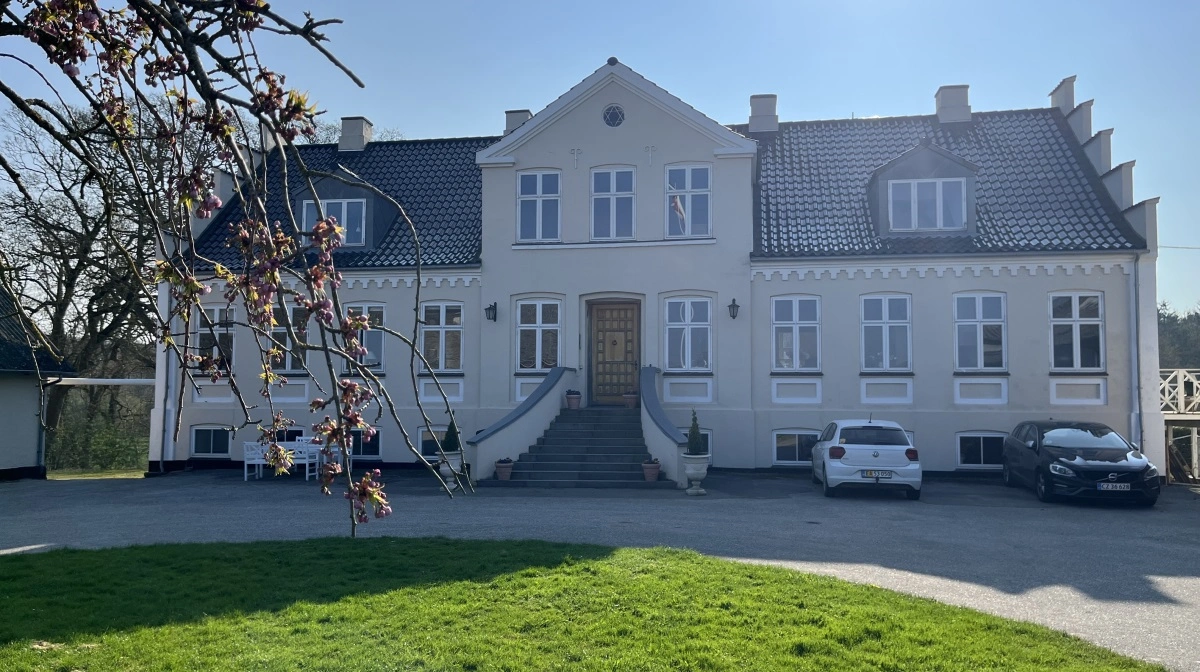 Hovedbygningen er opført tilbage i 1876. Nøjagtig 100 år senere flyttede familien Kiær ind.