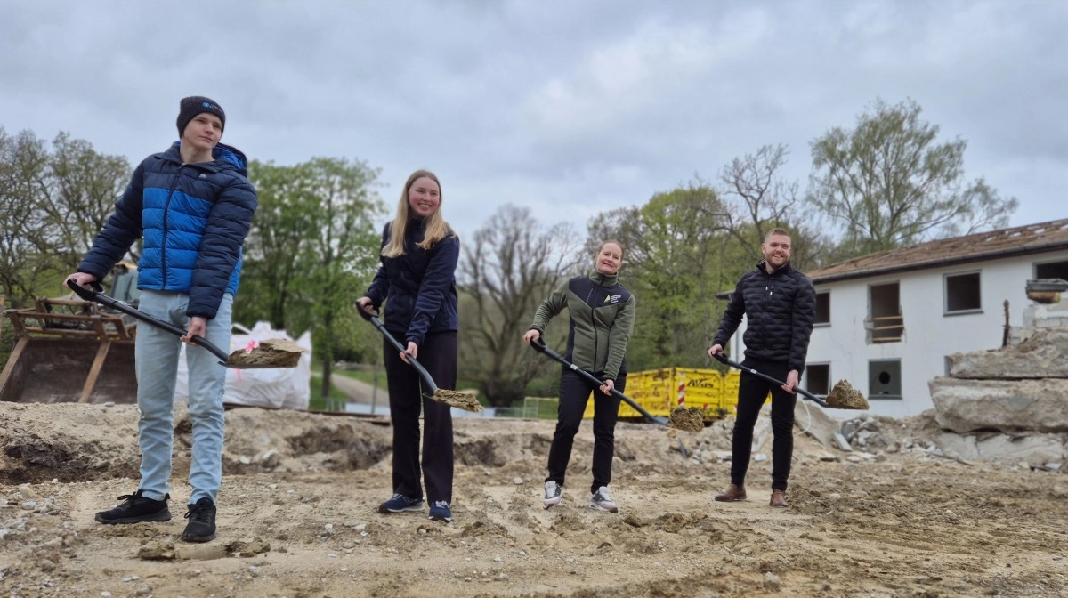 Fire af fremtidens brugere tog første spadestik ved et nyt byggeprojekt ved Nordjyllands Landbrugsskole, Fra venstre to landbrugsskoleelever Sine Dalsgaard og Jonas Vittrup, landbrugsskolelæreren Grethe Jakobsen og landmand Nicklas Dam. Fotos: Tenna Bang