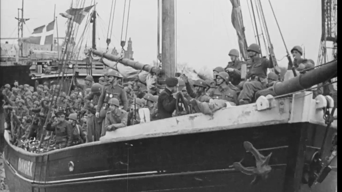 Den danske brigade vender hjem efter befrielsen. Foto: Skærmbillede, Danmarkpaafilm.dk.