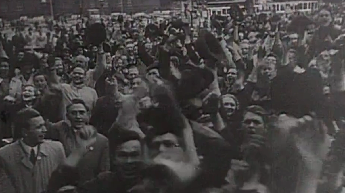 Danskerne vrimlede ud på gader og stræder og jublede, da befrielsesbudskabet lød i radioen den 4. maj 1945. Foto: Skærmbillede, Danmarkpaafilm.dk