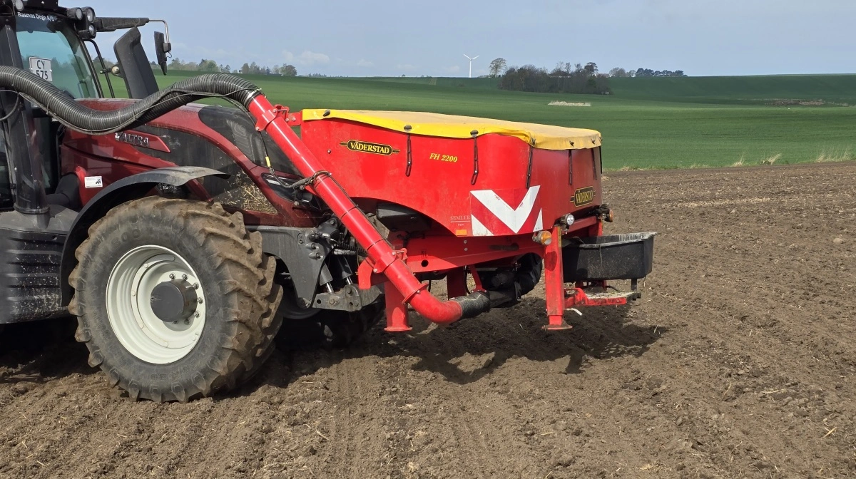 Der gives 200 kg/ha af en 27-4 startgødning til majsfrøene.