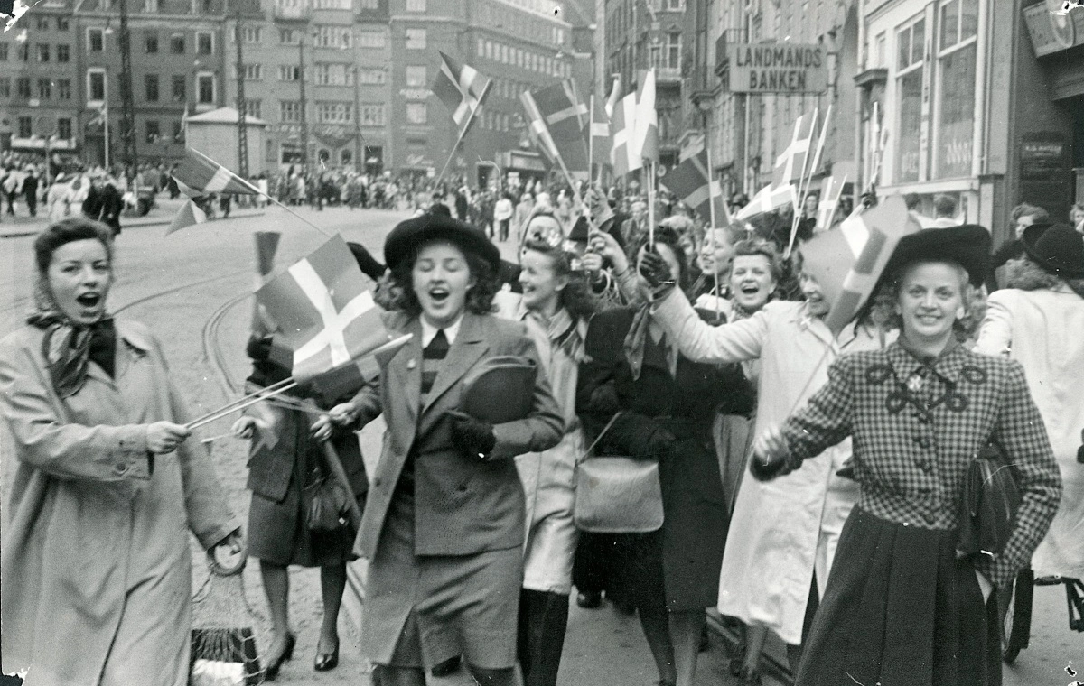 Mennesker på den flagsmykkede Frederiksberggade Strøget i København d. 5. maj 1945.