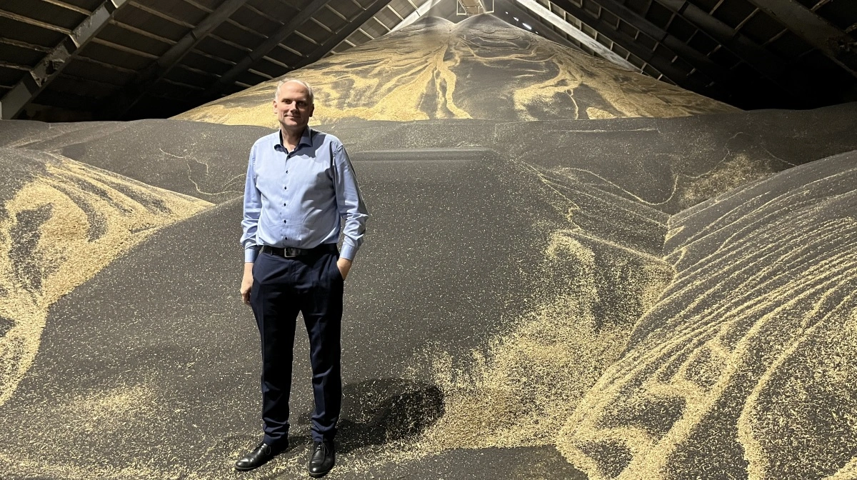 De danske landmænds indsats på CO2-området er undervurderet, mener Morten Simonsen – her i selskab med den klimavenlige raps. Fotos: Christian Ingemann