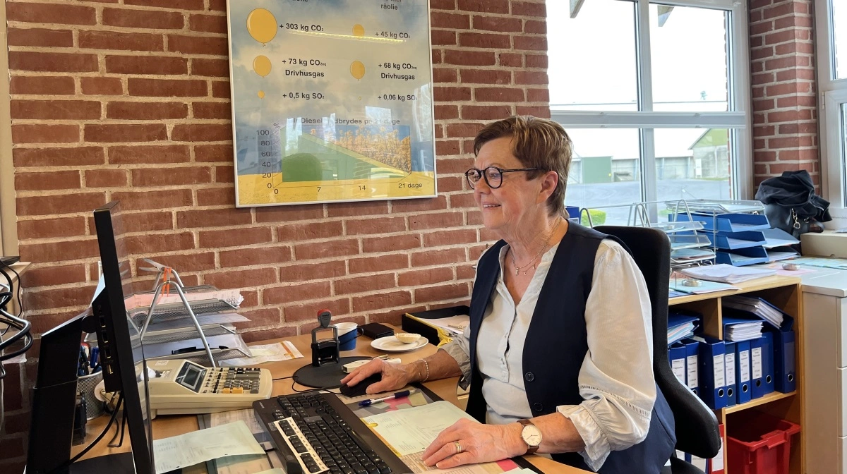 Helen Ulriksen havde 50-års jubilæum hos Emmelev A/S i efteråret. – Vi har det rigtig hyggeligt her på stedet, fortæller hun om sin mangeårige arbejdsplads. 