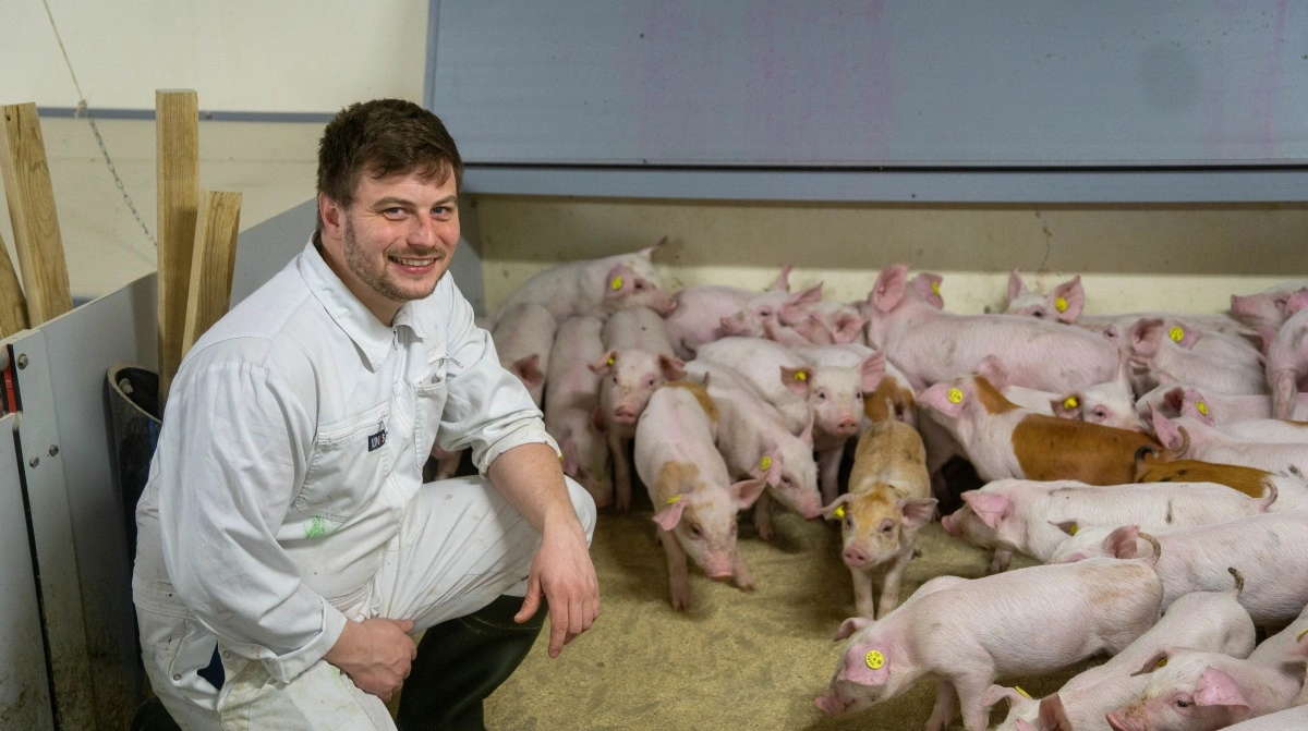Siden midten af 2023 har nordjyske Ejner Joest Andersen brugt DLG’s PrimeFeed-blandinger fra DLG til sine smågrise i både farestalden og efter fravænning. Og det til svineproducentens fulde tilfredshed. Fotos: DLG