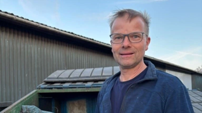 Klaus Jørgensen, Højvang ved Gislev, kvæglandmand og kredsformand for Arla på Fyn med den ensilageplastik, der fremover kommer fokus på at få indsamlet i endnu større grad. 