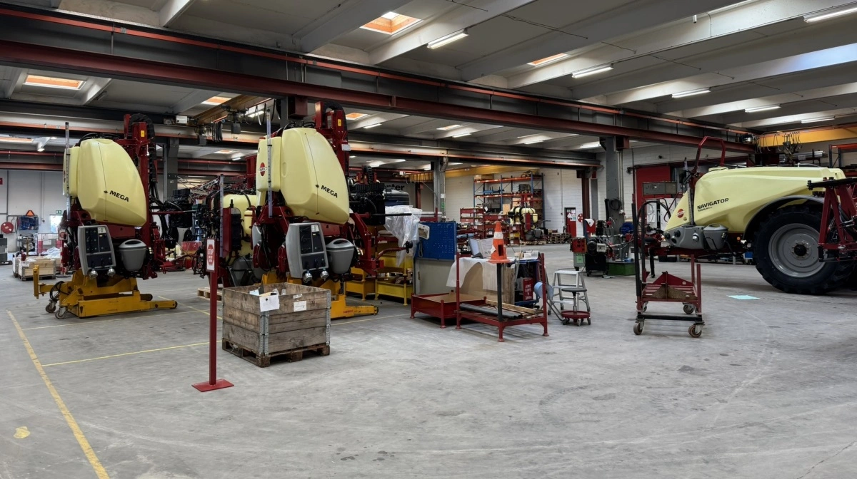 På Hardis fabrik i Nørre Alslev foregår hele processen – fra udvikling og test til montage og kvalitetskontrol. Fabrikken er blandt de mest avancerede af sin slags i Europa, og omkring 575 ansatte arbejder her med at producere alt fra liftophængte sprøjter til store trailersprøjter. 90 procent af produktionen eksporteres til markeder over hele verden.