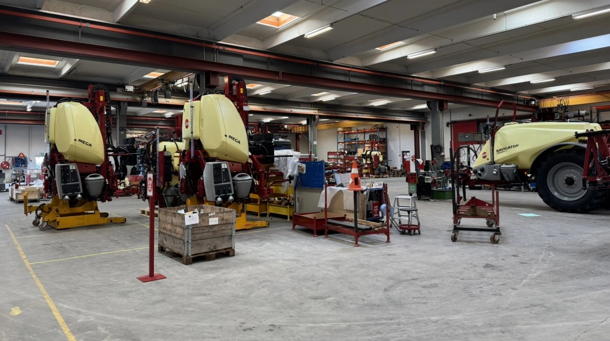 På Hardis fabrik i Nørre Alslev foregår hele processen – fra udvikling og test til montage og kvalitetskontrol. Fabrikken er blandt de mest avancerede af sin slags i Europa, og omkring 575 ansatte arbejder her med at producere alt fra liftophængte sprøjter til store trailersprøjter. 90 procent af produktionen eksporteres til markeder over hele verden.