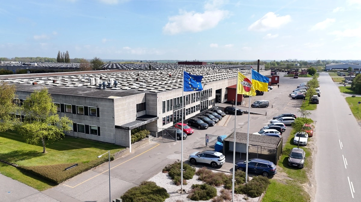 Hardi Internationals hovedkontor og fabrik ligger i Nørre Alslev på Falster og dækker et stort areal på hele 5,2 hektar med både administration, udviklingsafdeling, produktion og testfaciliteter. Herfra styres virksomhedens globale aktiviteter, og det er også her, 85 procent af komponenterne til Hardis sprøjter bliver fremstillet og samlet.