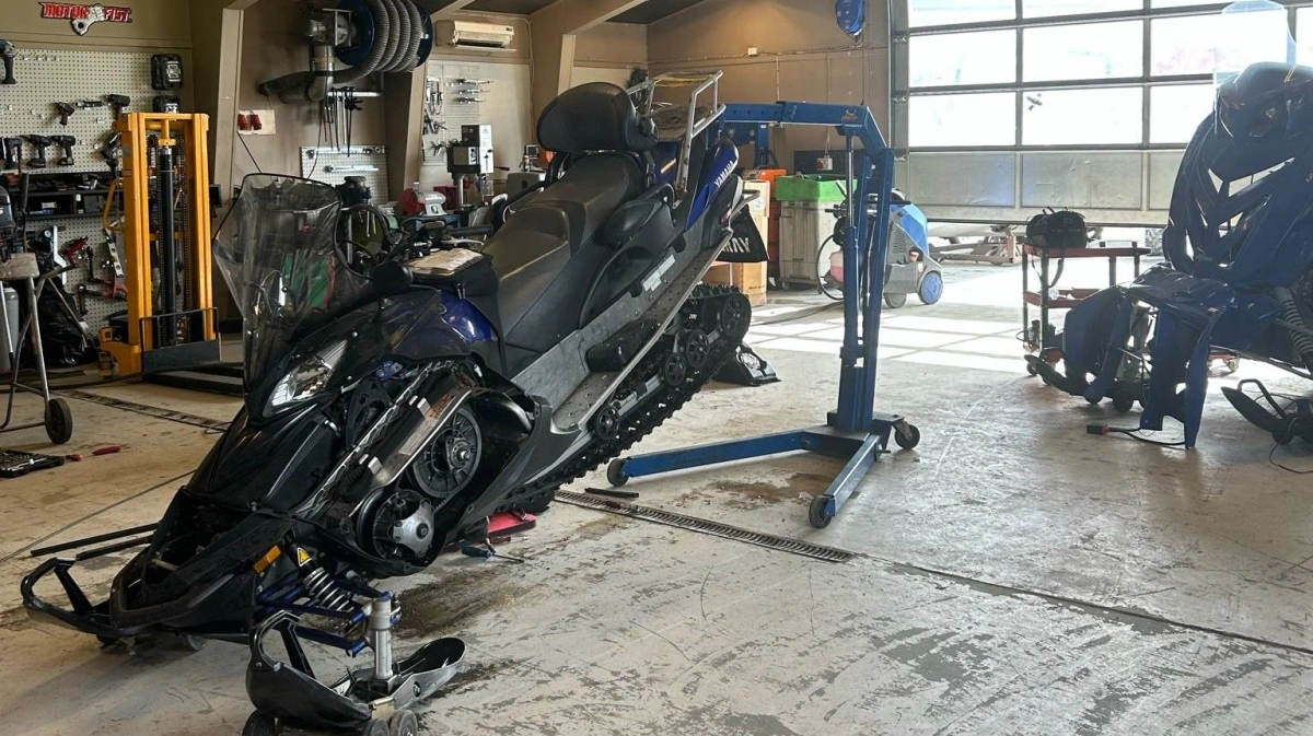 Værkstedsarbejde. Reparation af snescootere og ATV'er.