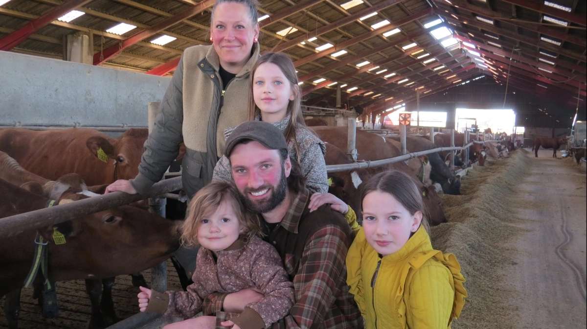 For Emil Vest-Hansen og Heidimaria Nielsen er deltagelsen på Roskilde Dyrskue en rigtig familiebegivenhed, hvor både familiens fem børn og parrets forældre er med. Her ses de med døtrene (fra venstre) Rose, Silke og Wilma. Foto: Erik Kjærgaard Christensen