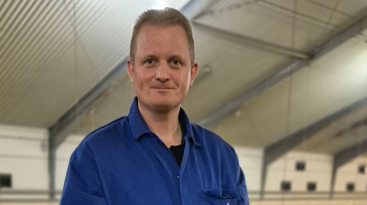 Jens Hovalt Bertelsen producerer årligt to millioner slagtekyllinger i Vendsyssel. Slagteriet opfordrer ham og hans kollegaer til at bygge, men han holder fingrene i lommen. Men stiger noteringen bare det halve af, hvad Danish Crown netop har sat deres andelshavere i udsigt, ja så er Jens Hovalt Bertelsen klar. Fotos: Tenna Bang