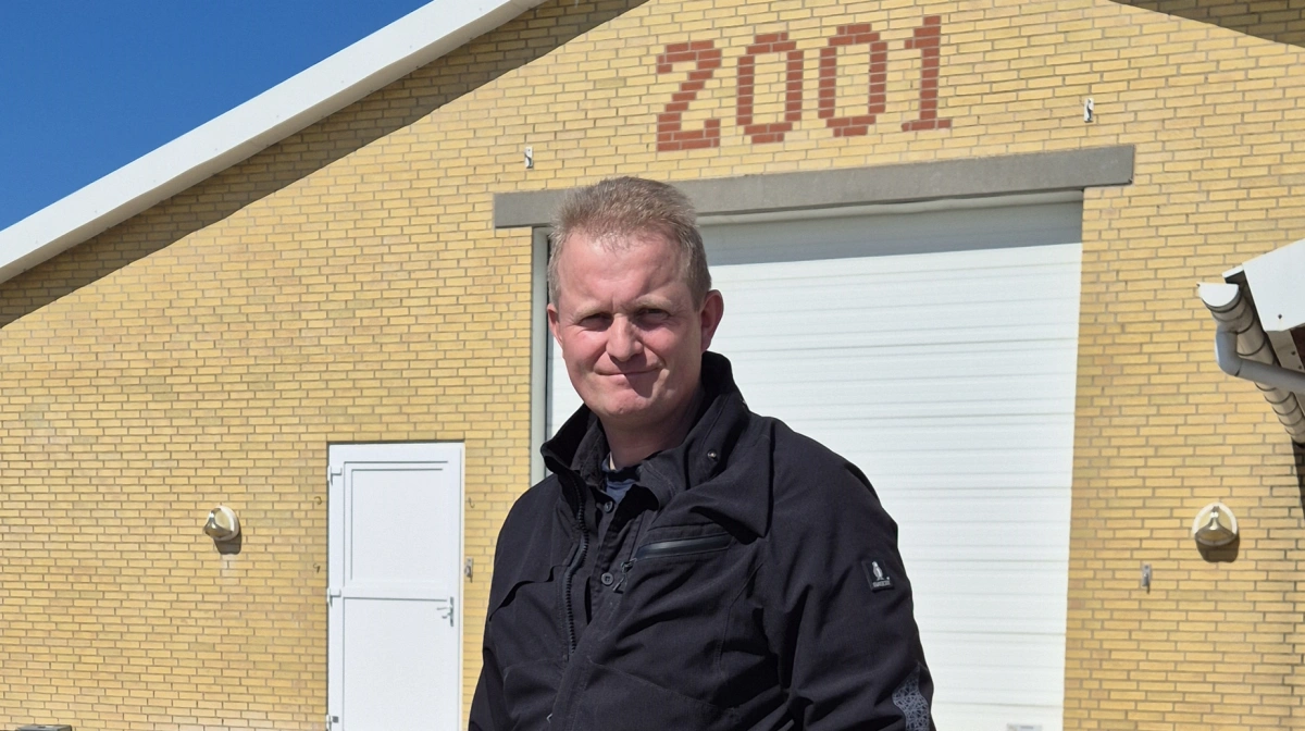 Jens Hovalt Bertelsen producerer gerne de langsomt voksende kyllinger, men forbrugerne skal vide, at det ikke er klima. - Hvis vi skal lave lige så mange ton af den langsomt voksende kylling i vores produktion, så skal vi bruge 1.000 ton foder mere om året. Og 27-28 procent af det er direkte fra Sydamerika, forklarer han.