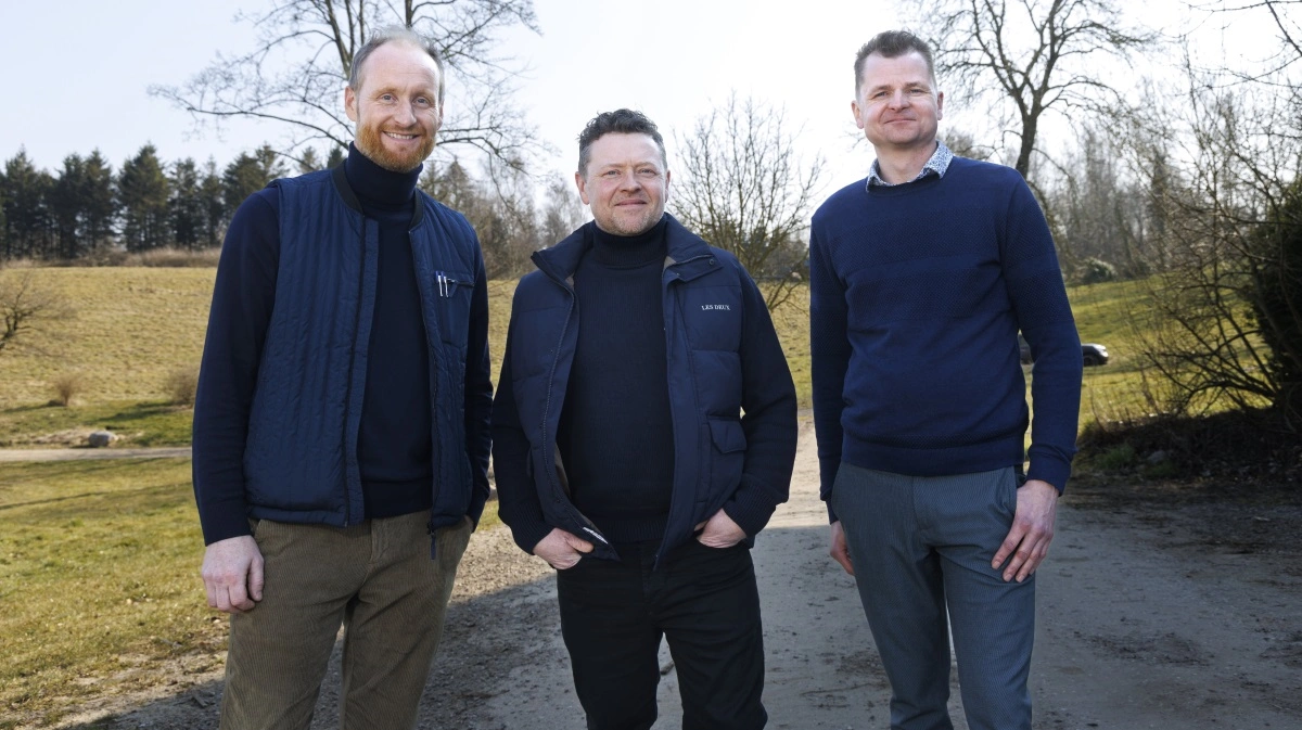 Ole Windfeld Nielsen (t.v.) og Dennis Rosenberg (midten) får selskab af Morten Kristiansen (t.h) i EDC Landbrug Poul Erik Bech i Jylland. Foto: EDC Poul Erik Bech