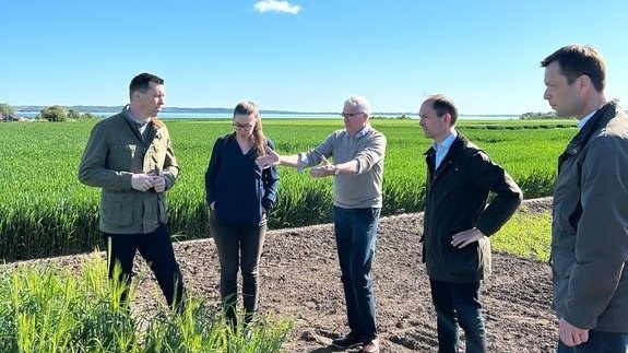 Minister Jeppe Bruus mødte DLG og Sejet Planteforædling for at drøfte planteforædlingens rolle i den grønne omstilling. Her er nye teknologier inden for DNA og NGT nøgleord, når fremtidens robuste afgrøder skal udvikles.
