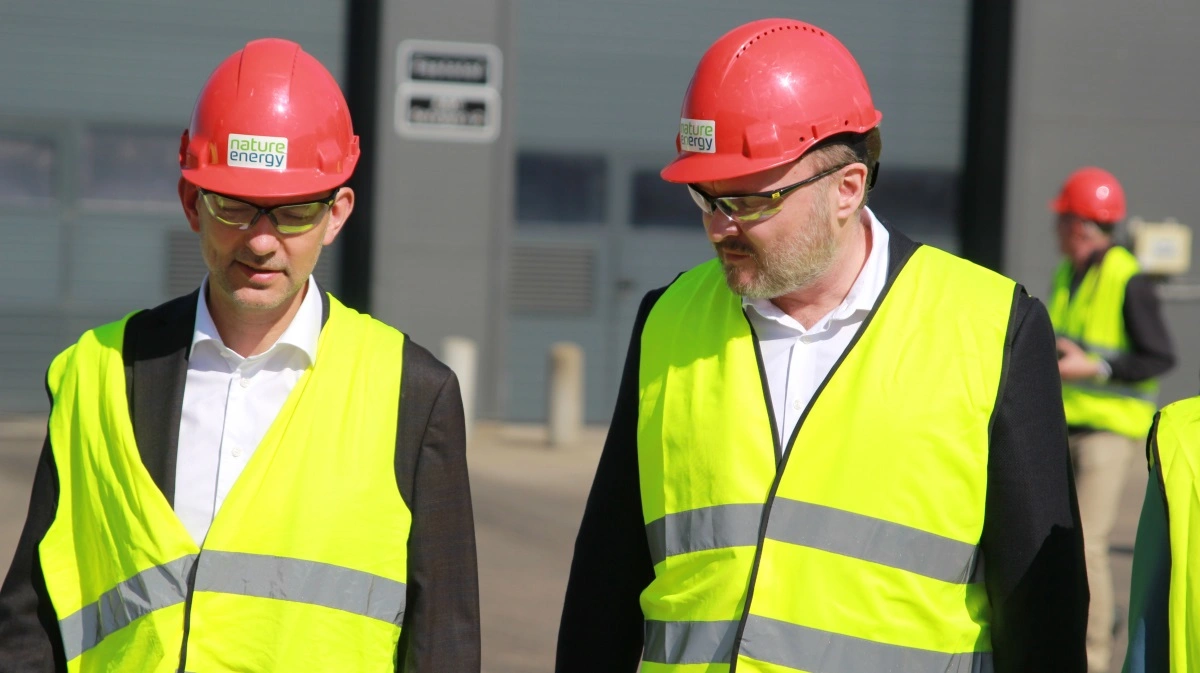 Minister for den grønne trepart, Jeppe Bruus (tv) og EU-kommisær for energi og boliger, Dan Jørgensen (th) var enige om, at besøget hos Nature Energy ved Bogense gav stof til eftertanke. Fotos: Henriette Lemvig