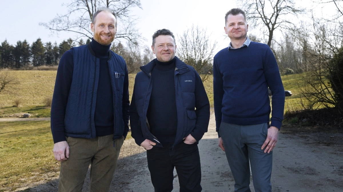 Ole Windfeld Nielsen (tv.) og Dennis Rosenberg (mf.) får selskab af Morten Kristiansen (th.) i EDC Landbrug Poul Erik Bech i Jylland. Pressefoto