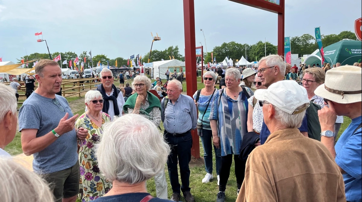 - Dyrskuet giver en oplagt anledning til at tale med både børn og voksne om, hvad moderne landbrug er, pointerer Villads Sørensen som her (tv) giver rundvisning for en gruppe på sidste års dyrskue. Foto: Jesper Hallgren