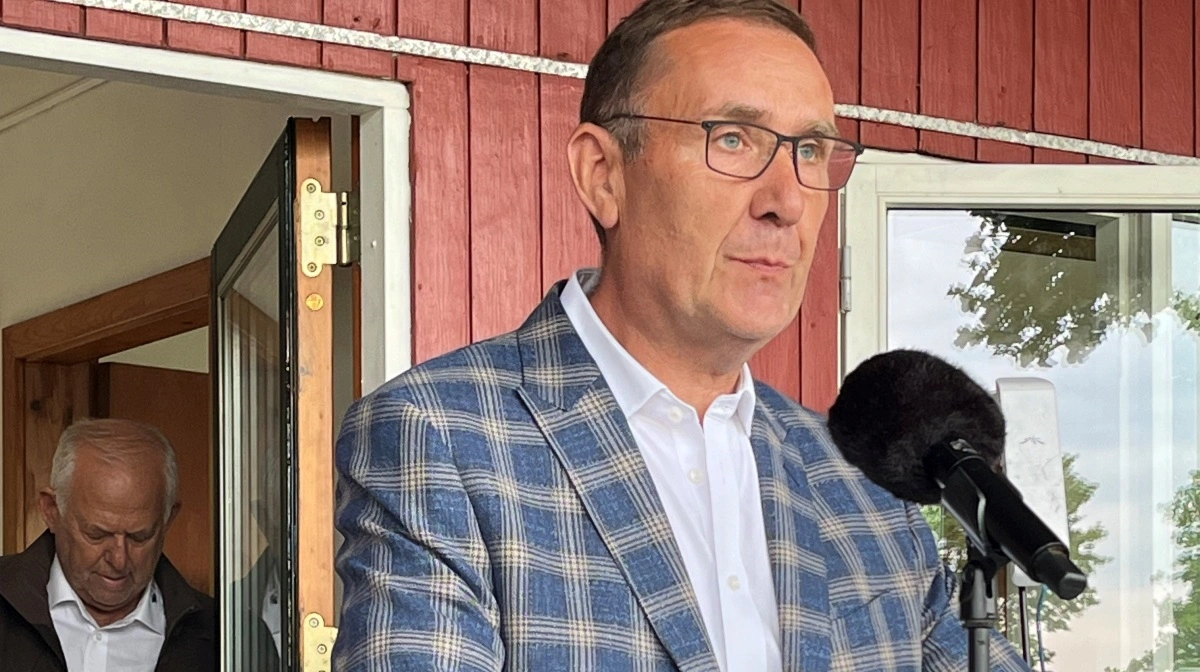 Villads Sørensen stod i fjor for første gang på talerstolen som dyrskueformand. I baggrunden ses forgængeren Povl Fritzner, der efter 2023-skuet takkede af efter 27 år på formandsposten. Foto: Jesper Hallgren