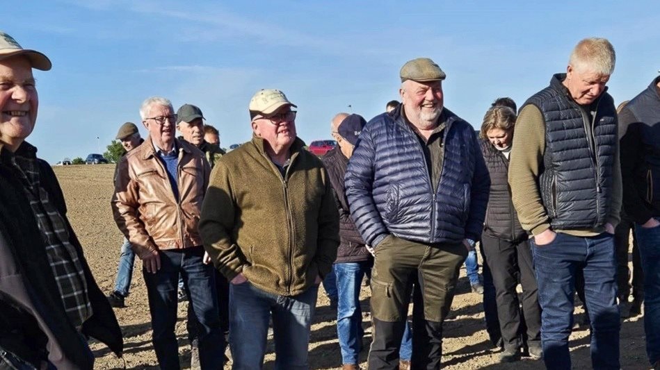 Frøavlerforeningen for Fyn og Langeland bød mandag aften velkommen til deres anden markvandring. Og igen blev der vist stor interesse fra medlemmerne, hvor godt og vel 60 var mødt frem til en aften med faglig snak og ny viden.