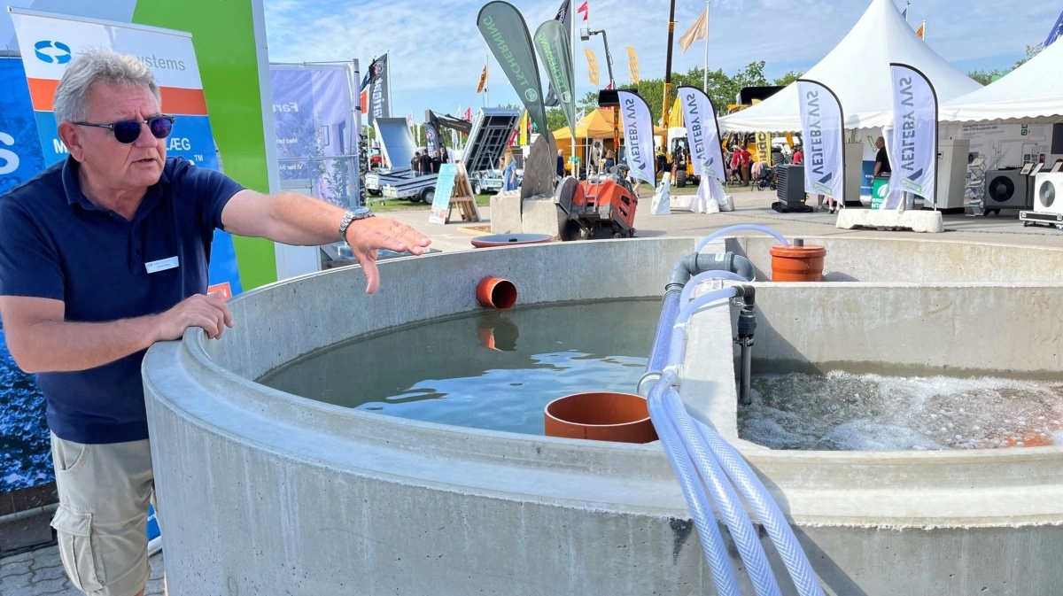 Claus Ødum Jørgensen, salgsdirektør i Watersystems, forklarede om processen i den biologiske rensning af spildevandet ved sidste års dyrskue i Roskilde. Watersystems er også blandt udstillerne i forbindelse med Det Sønderjyske Fællesdyrskue. Arkivfoto: Jesper Hallgren
