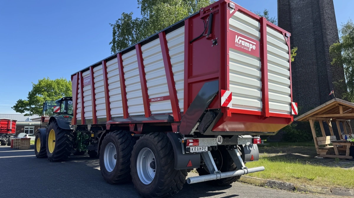 Til Agritechnica præsenterer Krampe to nye modeller, Radium-snittevognen (foto) med en kapacitet op til 52 kubikmeter og en optimeret aflæsningstid via det gennemprøvede Kaweco-system kombineret med Krampe-chassis samt en ny FlexBody trevejstipper med modulært design, justerbar chassishøjde og ny sidevægskonstruktion med lav vægt og høj styrke. Begge modeller er typegodkendt til hele EU og kan udstyres med TwinTop-overdækning.