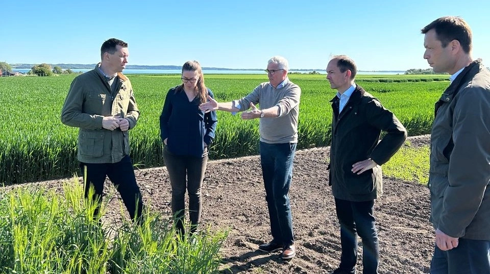 Minister Jeppe Bruus fik forleden en indsigt i planteforædling i forbindelse med et besøg hos Sejet Planteforædling ved Horsens. Foto: DLG