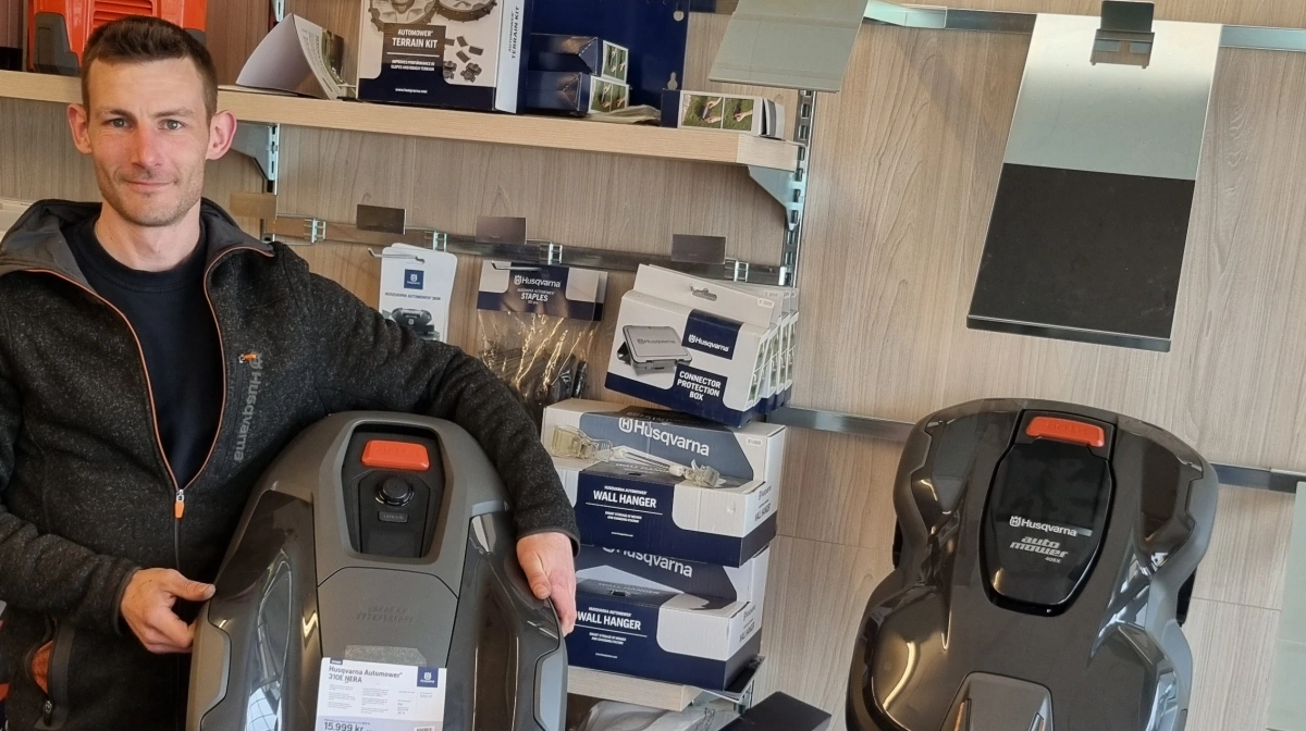 Auning Traktor & Maskinværksted glæder sig til at vise flere nyheder på årets landbrugsmesse. Blandt andet står Kenneth klar til at fortælle om robotplæneklippere. 