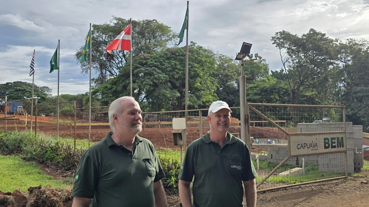 Indkørslen til brødrenes Capuava-farm prydes af det danske flag. Og ikke kun fordi Effektivt Landbrug kommer på besøg. Fotos: Jørgen P. Jensen