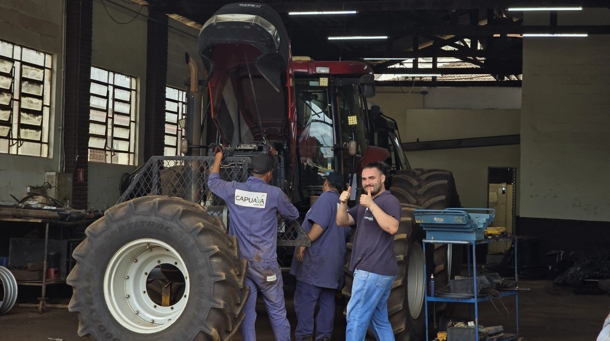 Gårdens 172 ansatte foretager selv vedligeholdelse - her klargøring af en helt ny traktor, der netop er ankommet.