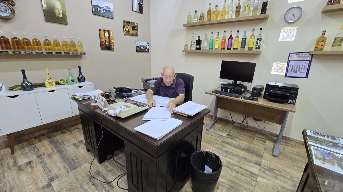 På gårdens kontor har Jose Valpata været ansat i bogholderiet i nu 74 år og han har rundet de 90 år, men stadig på fuld tid. På væggene ses de forskellige udgaver af cachaca og andre alkohol-typer produceret på gården.