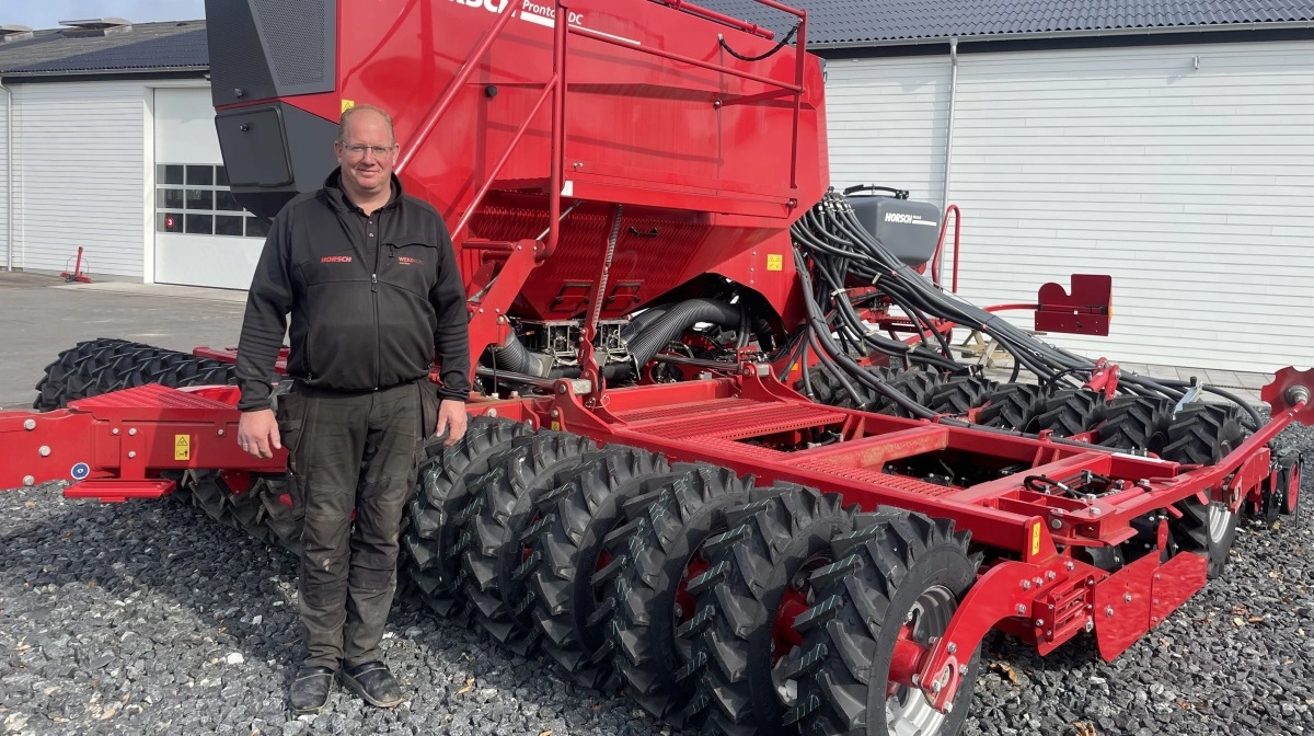 Teamleder på lageret hos WekoAgro Machinery i Hammel, Palle Hansen, minder om, at det godt kan betale sig at give maskinerne et årligt eftersyn forud for sæsonen, hvis man vil undgå nedbrud, når det virkelig gælder. Pressefoto