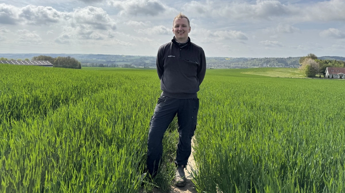 Planteavler Christian Friis er så begejstret for at dyrke hybridvinterbyg, der er resistent overfor havrerødsot, at han overvejer at udskifte noget af hveden i sædskiftet med vinterbyg. Foto: Kasper Stougård 