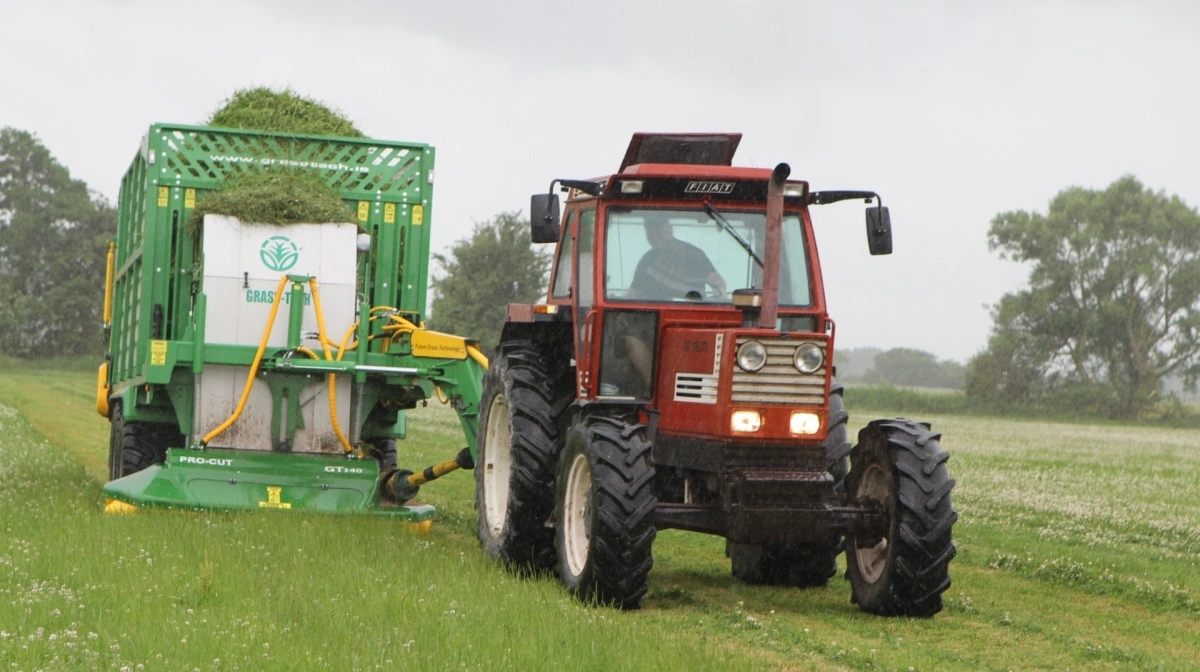 Maksigrass-vognen i aktion i marken. Arkivfoto