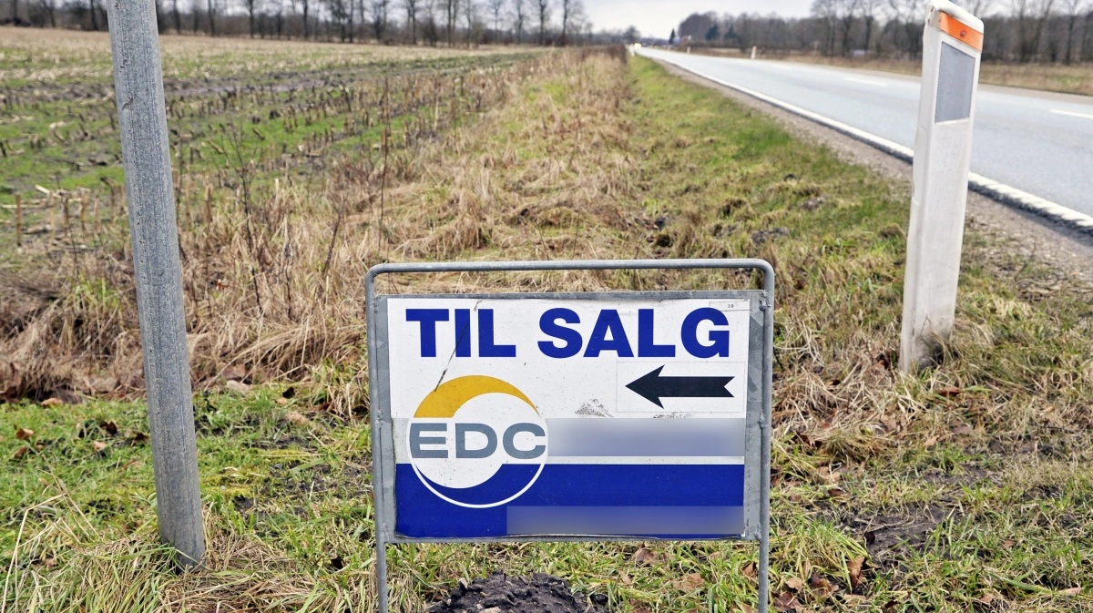 Til salg-skilte ses fortsat rundt om i landet – men interessen for at købe har i en periode været dæmpet af politisk usikkerhed. Arkivfoto: Leif Christensen