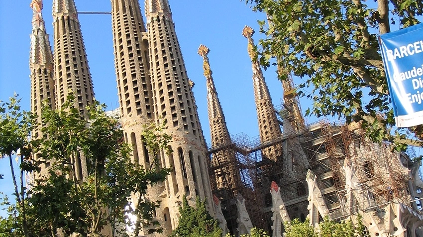 Verdens nok mest berømte kirke udover Peters kirken i Rom er Sagrada Familia i Barcelona tegnet af arkitekten Antoni Gaudi, der kom til i 1883 – og endnu er den ikke helt færdig.