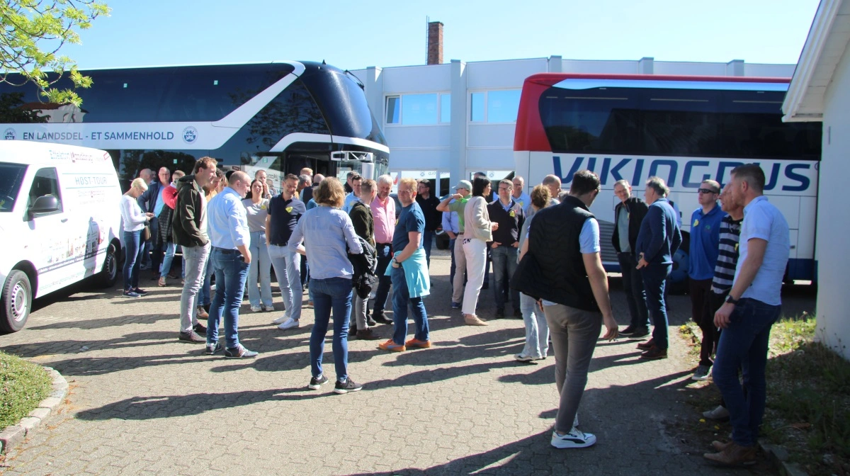 Det myldrede ud fra flere busser, da omkring 250 personer med rødder i den europæiske svineproduktion torsdag besøgte The Pig Academy ved Herning. Foto: Anne Wolfenberg