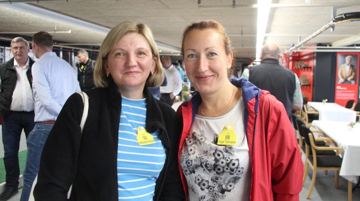 Dyrlægerne Aleksandra Petrovo og Inga Talmane, der lever af at sælge medicin til litauiske husdyrproducenter, var imponeret over the Pig Academy. - Vi har aldrig set noget lignende tidligere, så det tager vi med hjem og fortæller vores kunder om, lød det. Foto: Anne Wolfenberg