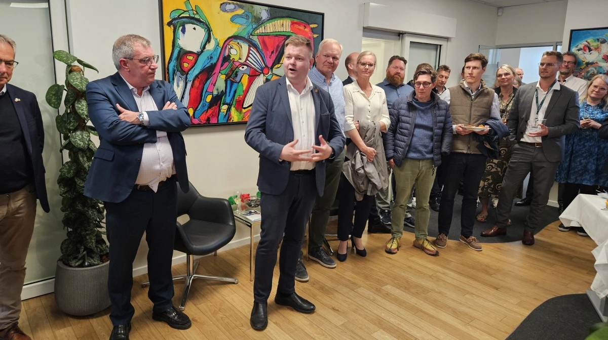 Til indvielsen var der en officiel velkomst til Nykøbing Falster af borgmester i Guldborgsund Kommune, Simon Hansen (midt i billedet). Foto: Kirsten Dall Dinesen