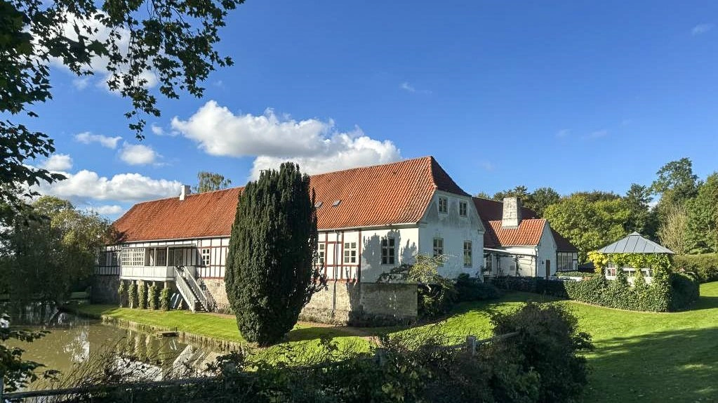 Tyrrestrups fredede hovedbygning rummer ca. 1.100 kvadratmeter beboelse. Hovedbygningen ligger i et større park og haveanlæg, omkranset af voldgrav på tre sider. 