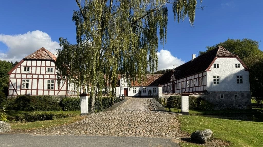 Hovedbygningen ved Tyrrestrup er indrettet med flere stuer en suite, stort landkøkken, samt 10 soveværelser indrettet med eget bad og toilet, i engelsk country house stil. Den kan også købes særskilt for 15 millioner.