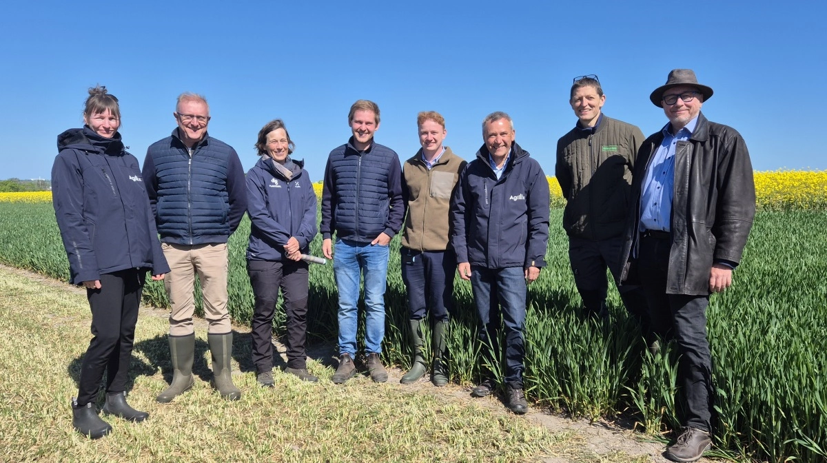 Holdet bag Agri Farm Day glæder sig til 3. juni. Her ses fra venstre: planteavlsassistent Marina Elisabeth Staun og souschef og teamleder Flemming Floor Jensen – begge fra Agillix, fagkonsulent ved DLG Betina Tykgaard Arvidson, planteavlskonsulenterne Jakob Hundahl Poulsen og Jacob Mulvad Madsen fra Agillix, teamleder hos Agillix Poul Madsen, salgskonsulent ved Mollerup Mølle Tommy Pedersen og plantechef hos Agillix Jørgen Korning. Fotos: Tenna Bang