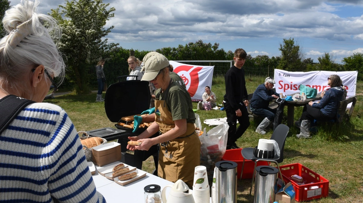 Mange benyttede sig af muligheden for at smage pølser lavet af eget kød og købe pølser med hjem.