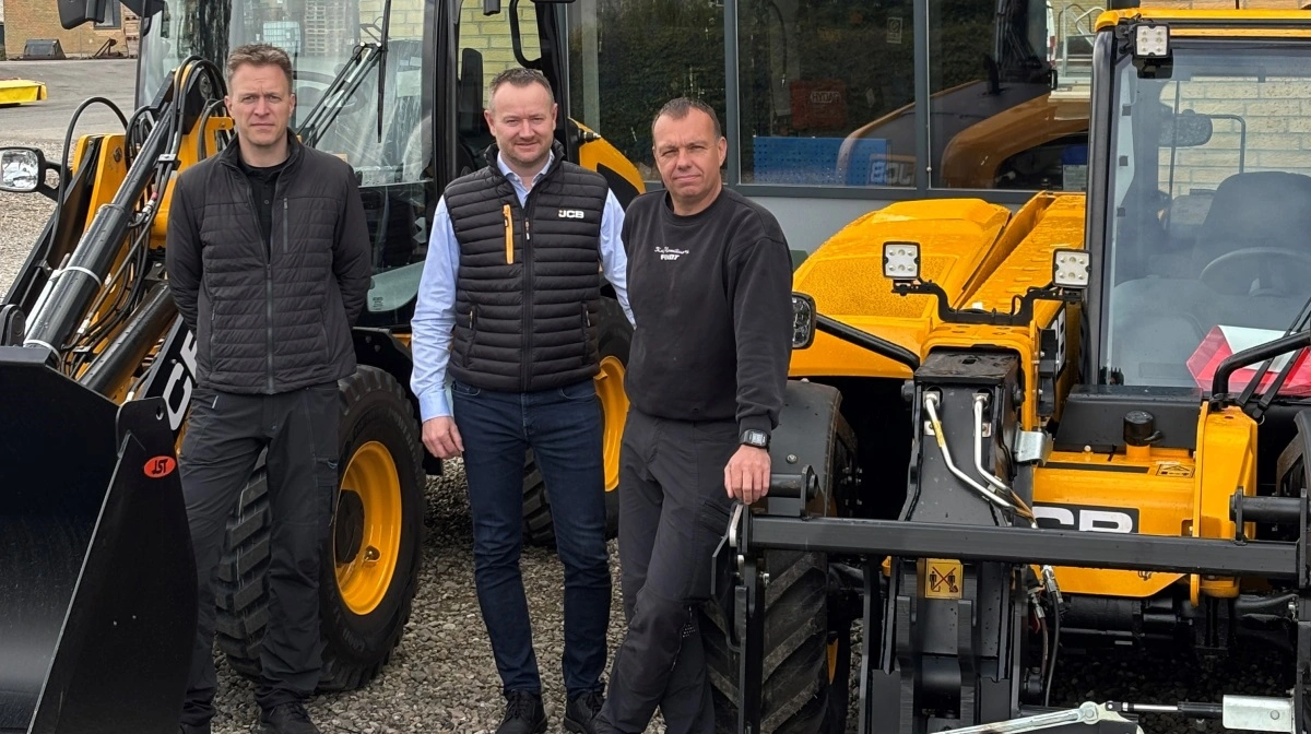 Fra venstre: Erik Jensen, den ansvarlige sælger af JCB ved Kaj Homilius A/S, Jimmi Ravnborg, der er salgschef for de kendte JCB-maskiner hos Brøns Group og Finn Homilius, som er medindehaver hos Kaj Homilius A/S. Pressefoto