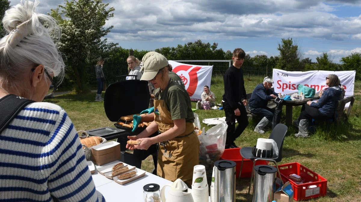 Mange benyttede sig af muligheden for at smage pølser lavet af eget kød og købe pølser med hjem.