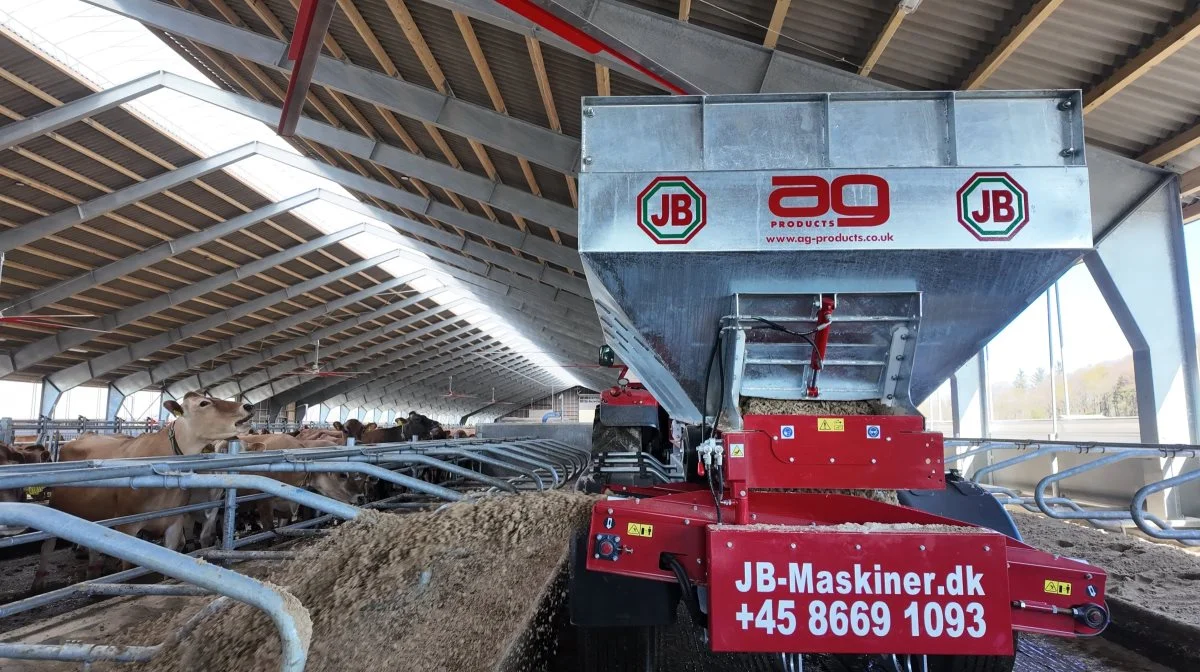 Østerbygaard har fået ekstra stor kapacitet på tildelingen af sand til de 1.100 jerseykøer med den nye sandvogn fra JB Maskiner. Foto: JB Maskiner